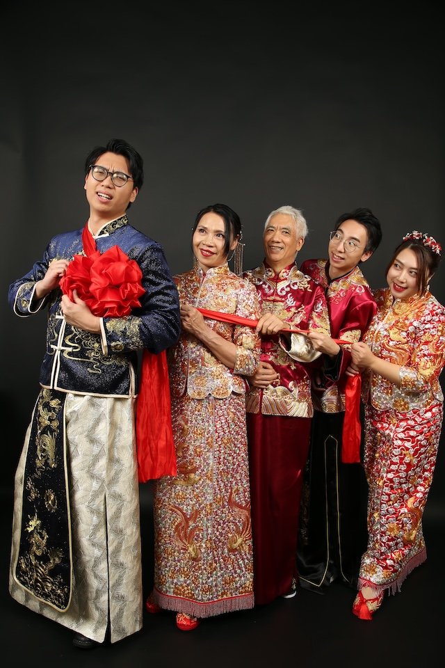 chinese family studio photo